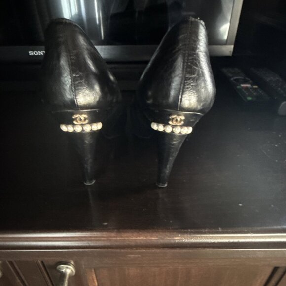 CHANEL Black Leather Pointed Toe Stiletto Pumps Pearl Logo Women's EU 37.5 US 7 - Picture 2 of 5